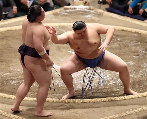 ＜初場所7日目＞霧島・北勝富士の一番で、行司の木村容堂が転倒もすぐに体勢を整えて勝負を見つめる（撮影・沢田 明徳） ― スポニチ