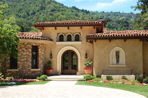 12 "Mediterranean Style" Stucco House Examples