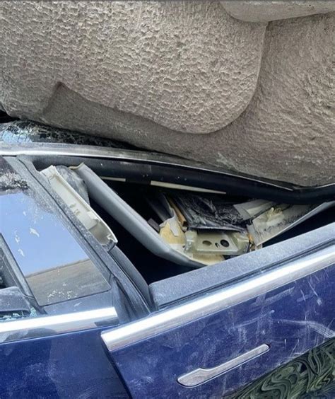 Cabeza Olmeca aplasta un auto Tesla de 1 millón de pesos en la CDMX