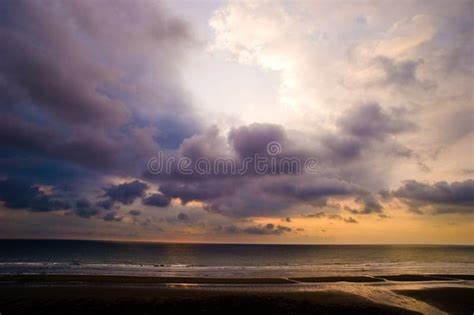 Puesta Del Sol Hermosa En La Playa Foto De Archivo Imagen De Azul