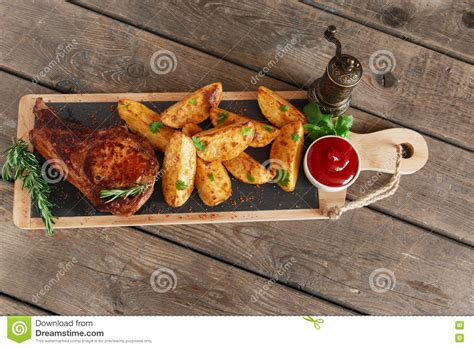 Steak Auf Dem Knochen Mit Ofenkartoffeln Stockbild Bild Von Mahlzeit