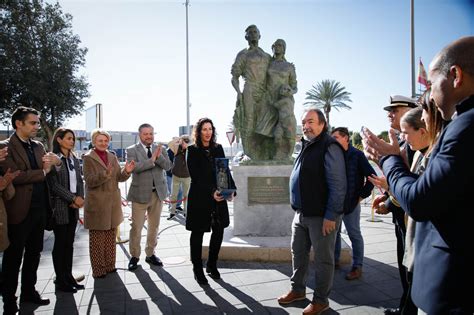 Imágenes de la inauguración sobre escultura Familia Marinera del