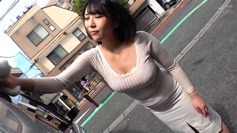 停車中の助手席で暇を持て余してそうな巨乳美女を発見！！彼女の胸元から今にもハミ出しそうなおっぱいを覗き見していると抑えられず･･･ 2