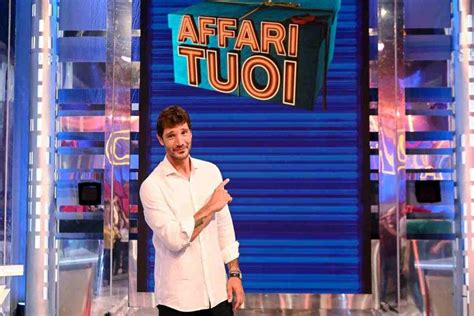 Affari Tuoi Amadeus Confessa A Stefano De Martino Il Segreto Per Un