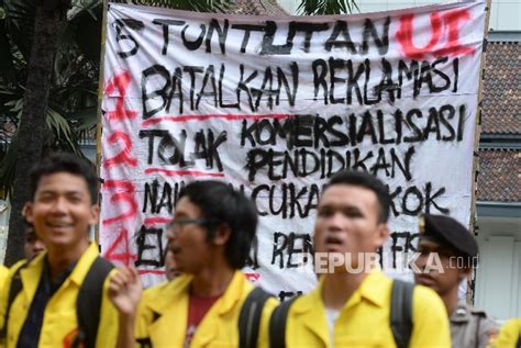 Peringati Sumpah Pemuda Ratusan Mahasiswa UI Demo Istana Republika