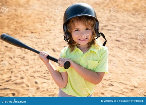 Jogador De Beisebol Infantil Focado Em Taco Garoto Segurando Um Taco