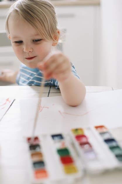 Pintura Y Dibujo Infantil Con Pintura De Acuarela En La Mesa Blanca