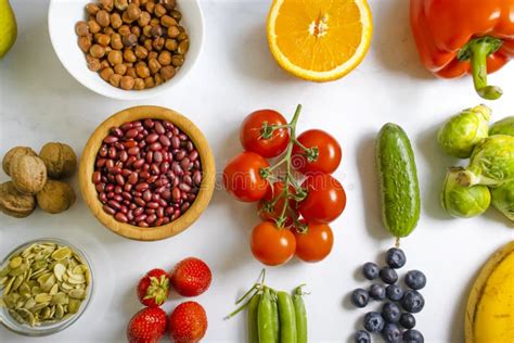 Verduras Y Frutas Diferentes En Un Fondo Antiguo Foto De Archivo