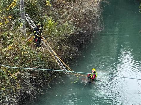 Zogno Con L Auto Precipitano Nel Canale Enel Salvi Due Ragazzi Video