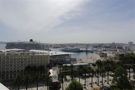 Una Triple Escala De Cruceros En El Puerto Deja Visitantes En A