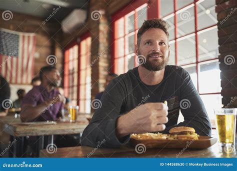 Juego De Observaci N Del Hombre En La Pantalla En La Barra De Deportes