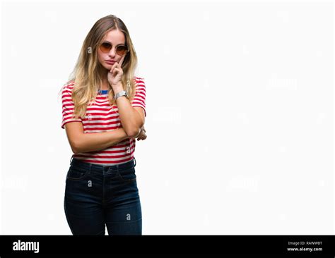 Junge hübsche blonde Frau mit Sonnenbrille über isolierte Hintergrund denken müde und mit