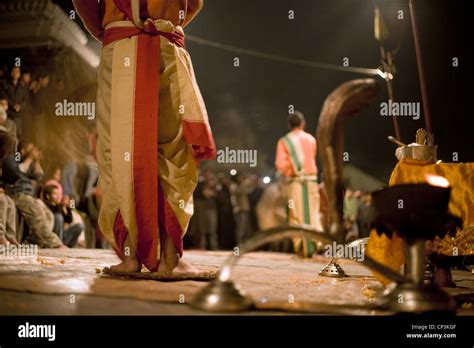 Hindu priest aarti rituals temple hi-res stock photography and images - Alamy