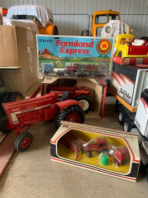 4 Scale Model International Tractors Aumann Auctions Inc