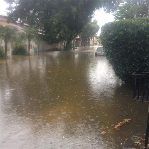 Chuva forte causa transtornos em vários bairros de Niterói São Gonçalo