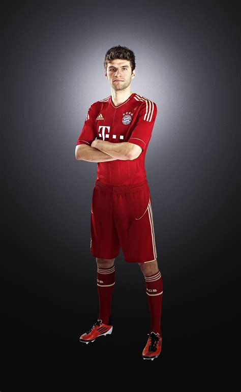 Thomas Müller präsentiert das neue Heimtrikot des FC Bayern München für