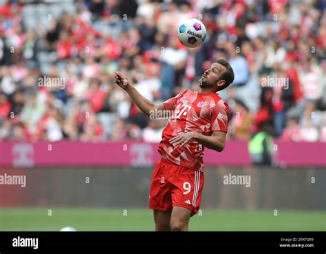 Harry Kane Fc Bayern Munchen Mit Blick Auf Den Ball Hi Res Stock