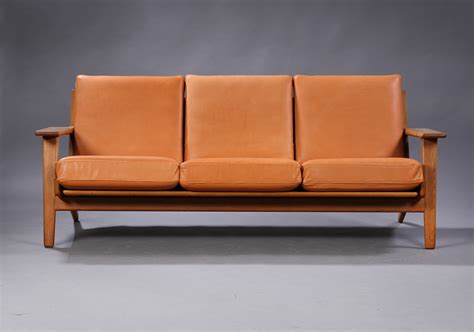 Hans J Wegner Tre pers sofa med stel af massivt egetræ model GE 290