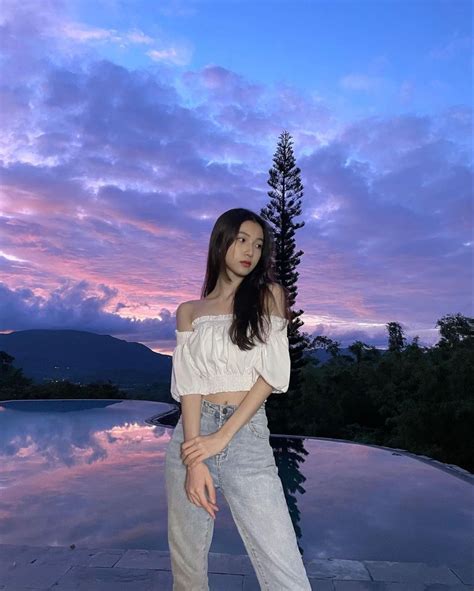 郁欣IVY’s Instagram post: “山上的景色就像幅畫 🖼” | Girl, Style, Instagram posts