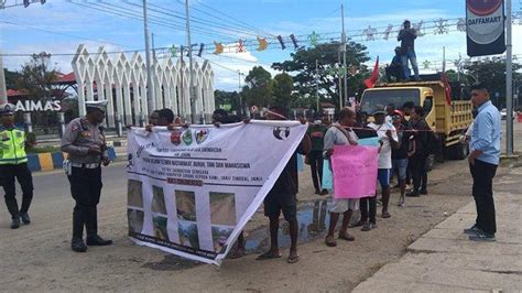 BREAKING NEWS Jalan Distrik Sengkeduk Rusak Parah Warga Dan OKP Demo