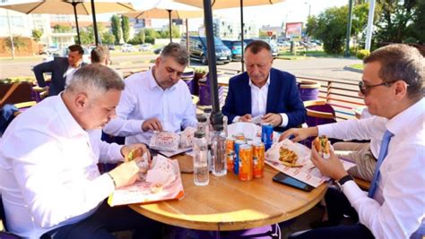 Ciolacu la terasă la un burger cu Grindeanu Paul Stănescu și cu