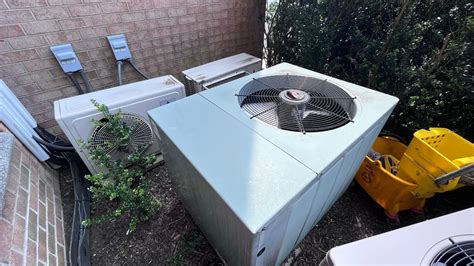 Rheem Classic Series Air Conditioner Starting Up Running Youtube