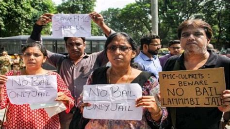 Around 50 Pmc Bank Customers Stage Protest Outside Rbi India Tv