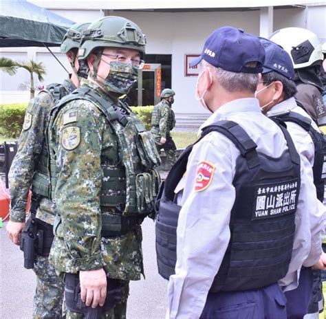 周廣齊視導衛戍區戰備任務訓練實兵操演 勉提升作戰能力 軍聞 周廣齊視導衛戍區戰備任務訓練實兵操演 勉提升作戰能力 青年日報