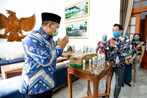 PEMKOT BANDUNG TERIMA BANTUAN 5000 BOTOL HAND SANITIZER DARI PT L OREAL