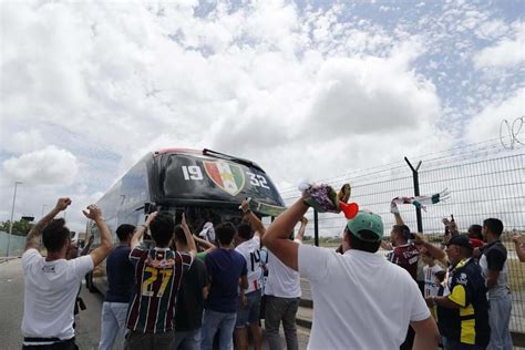 As Imagens Da Euforia Dos Adeptos Do Estrela Da Amadora Na Chegada Da