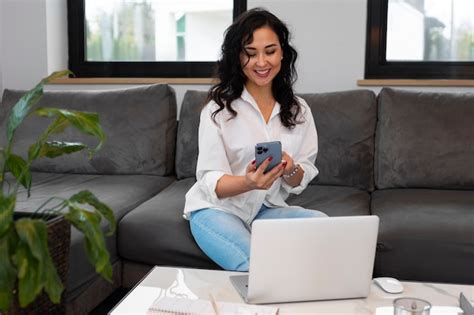 Une femme d affaires hispanique d âge moyen Photo Gratuite