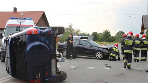 Krosno Zderzenie Dw Ch Samochod W Na Rondzie Toyota Na Boku