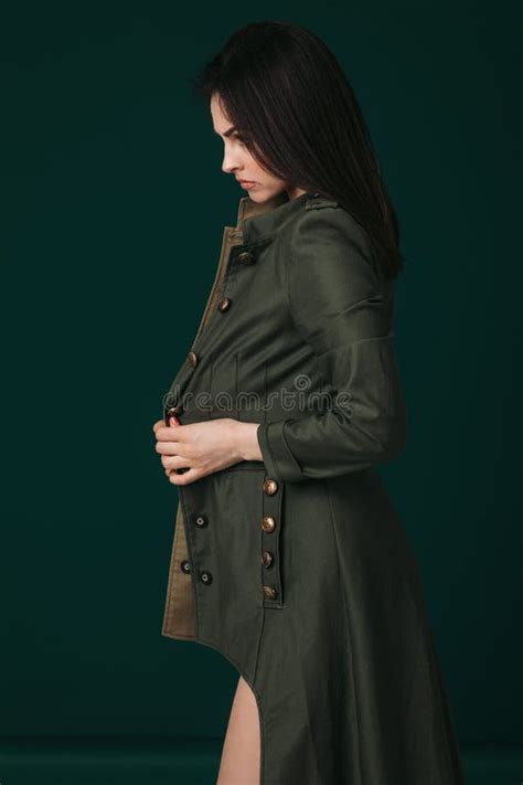 Jeune Femme Dans La Pose Noire De Lingerie Et De Manteau Image Stock Image Du Couche Dame