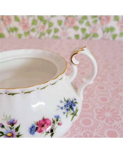 Sucrier Flower of the month Royal Albert en porcelaine en tres bon état