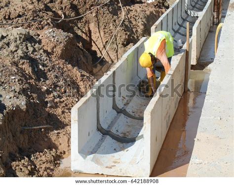 Drainage Work By Construction Workers Construction Foto Stock 642188908