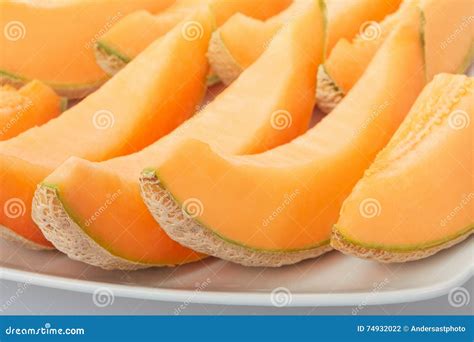 Melón Del Cantalupo Rebanadas Anaranjadas En Plato Foto De Archivo