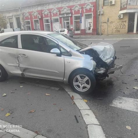 Žestok udes u Vršcu Sudar u raskrsnici pa naletanje na parkirana