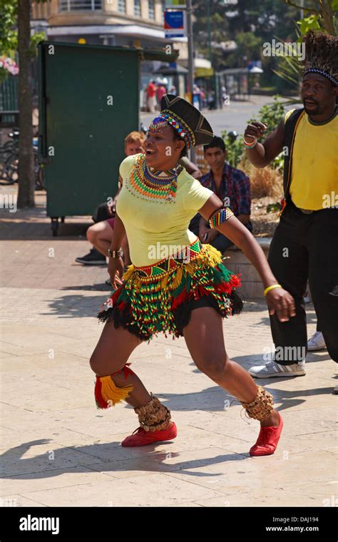 Traditional Dancer Zimbabwe Hi Res Stock Photography And Images Alamy