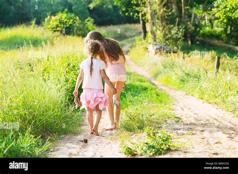 Zwei Mädchen Gehen Draußen Spazieren Fotos Und Bildmaterial In Hoher Auflösung Alamy