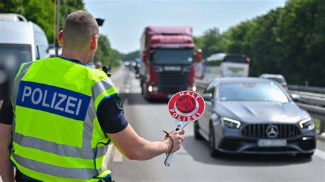 Bilanz Der Polizei Grenzkontrollen Wegen Der Em Schleuser