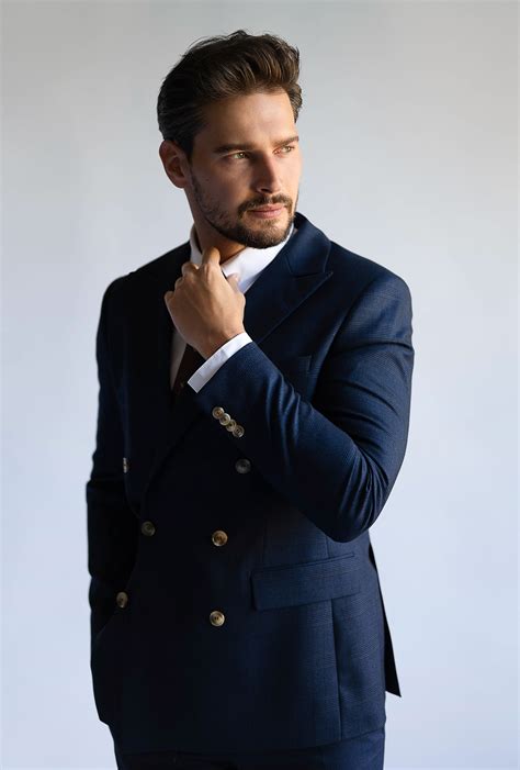 Elegant Man In Navy Blue Double Breasted Suit Nel Pose Maschili