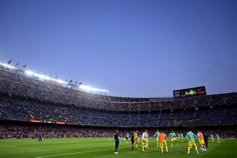 Barcelona fans protest against Laporta ahead of Cadiz clash - Barca ...