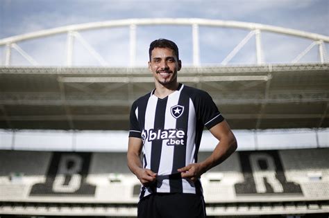 Botafogo Anuncia A Contrata O Do Meia Carlos Eduardo Ex Al Ahli Lance