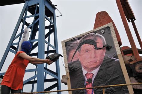 Pussy Riot в новом клипе облили нефтью портрет Сечина