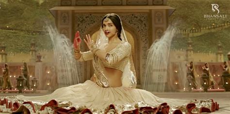 Mohe Rang Do Laal Bajirao Mastani Deepika Padukone Dance Pose