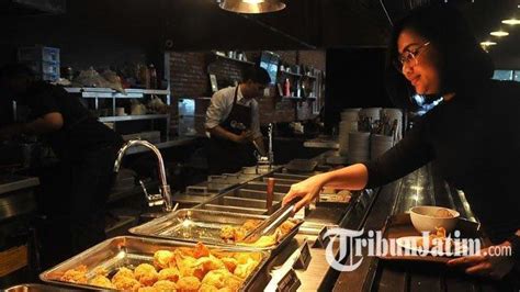 7 Bakso Enak Di Bandung Cicipi Uniknya Bakso Boedjangan Berkuah Rawon