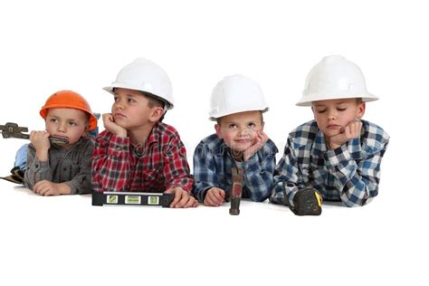 Menino Da Crian A O Capacete De Seguran A Que Joga Brinquedos