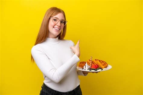 Mulher Jovem Ruiva Segurando Waffles Isolados Em Fundo Amarelo