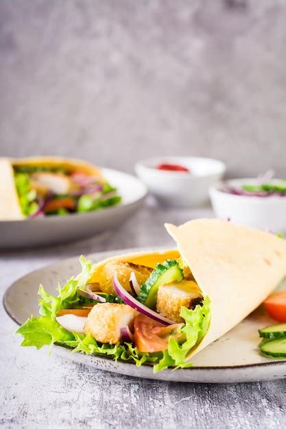 Tortilla Au Poulet Concombre Et Tomate Sur Une Assiette Cuisine