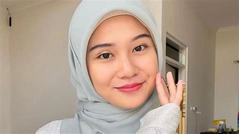 5 Tutorial Hijab Segi Empat Ala Indah Nada Puspita Hingga Amelia Andani Untuk Penampilan Lebaran